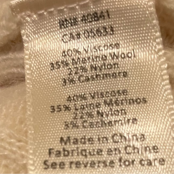 V-Neck Sweater Dress
Aventura Size Large Wool Blend - Picture 7 of 7